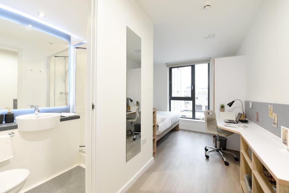 Apartment Bright Ensuite At St Mungo's In *