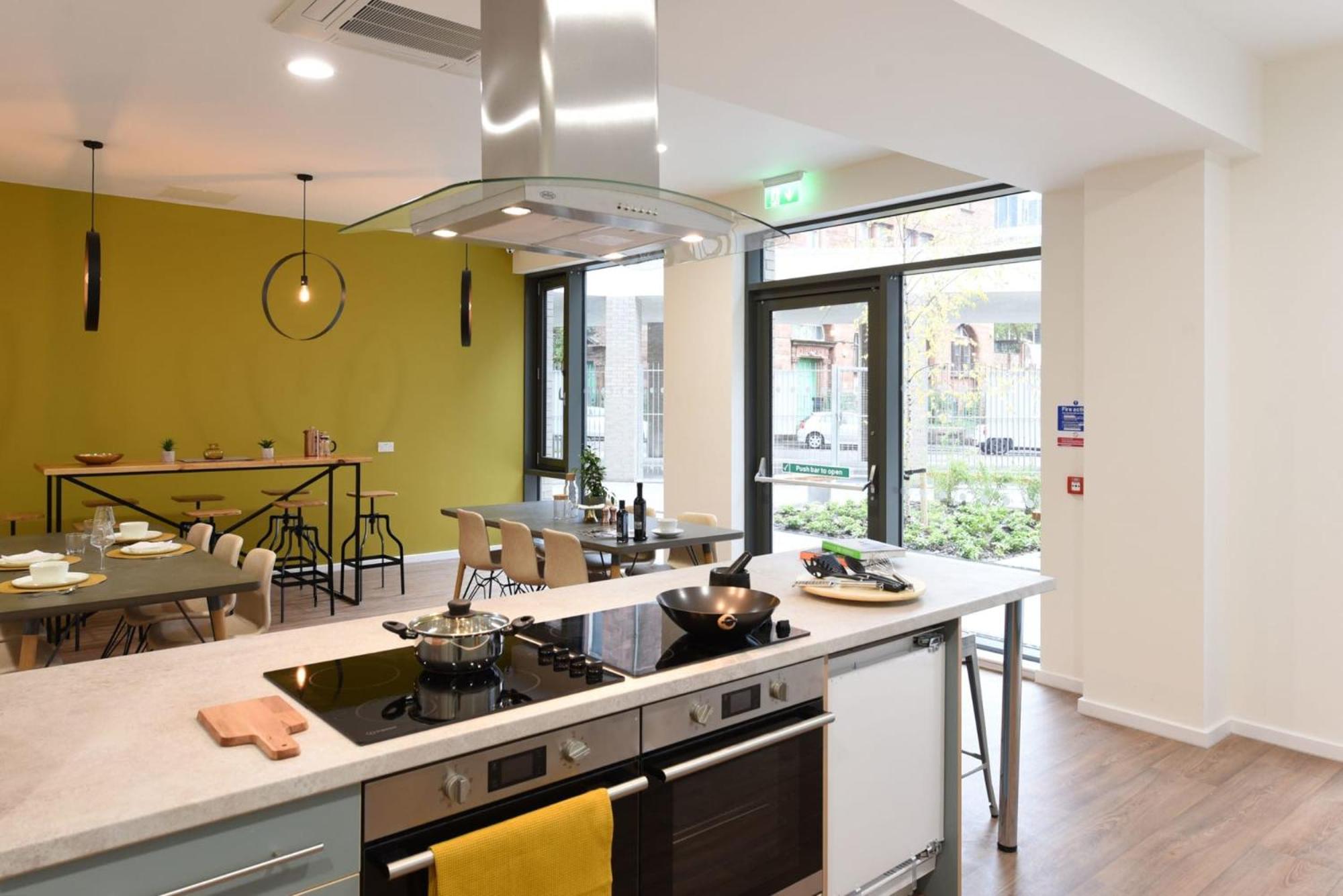 Bright Ensuite At St Mungo's In Apartment *